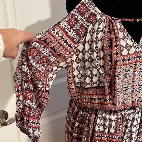 Multi Colored dress with elastic waist. Cut out shoulder. Super cute. Size Small - Picture 5 of 7